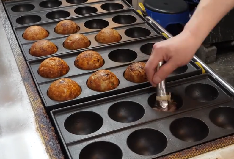 韩国小哥街头制作巨型章鱼小丸子10块一个谢绝还价3个就管饱