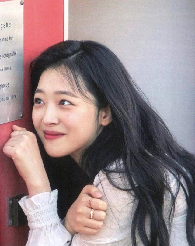 雪莉父母因遗产开撕,哥哥回击:生父连女儿墓地都没去过!