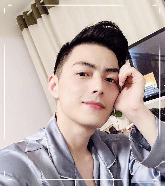 电竞霍建华户外直播看见失去美颜后的他网友眼袋太严重