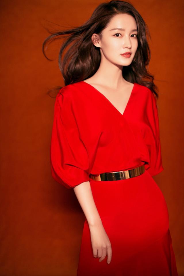 李沁春晚造型提前曝光红色鱼尾裙搭配金腰带喜庆又优雅