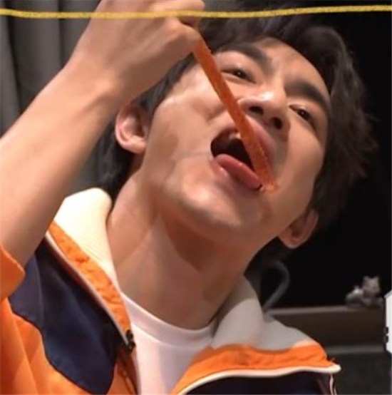 明星吃辣条的画面,林更新豪爽,热巴摆拍,看到赵丽颖:接地气