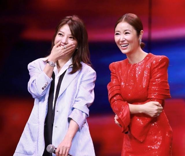 赵薇林心如同框,一个年轻自然一个脸僵老态,同样43状态差太多