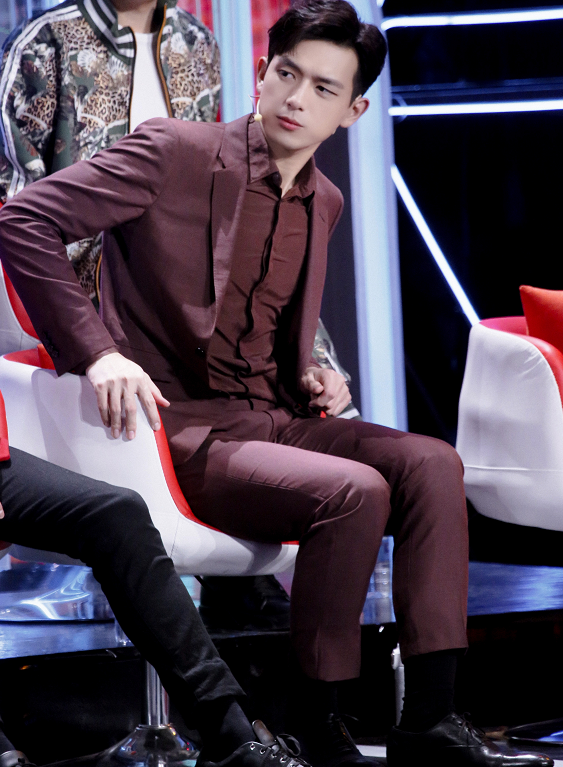 李现入戏太深了?录制节目全程"韩商言"坐姿,七月男友太上头