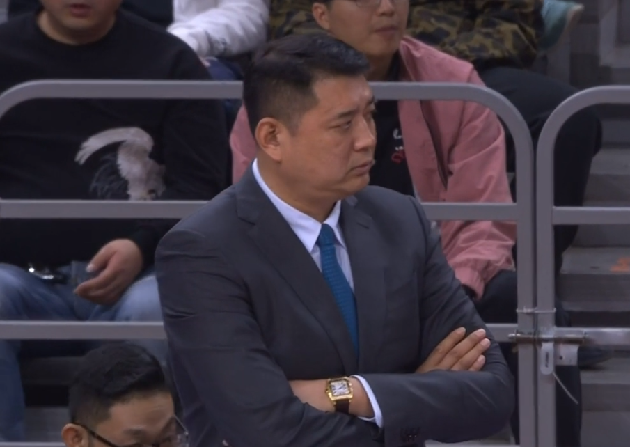 杜锋赵睿吃t,巩晓彬对骂广东助教 阿联半场21分_腾讯新闻