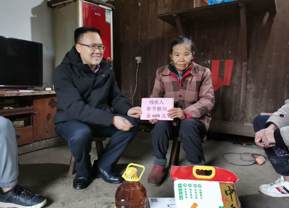 1月15日,副县长曾凡旺到板榄镇官昔村,蒙村村分别看望慰问了孤儿杨成