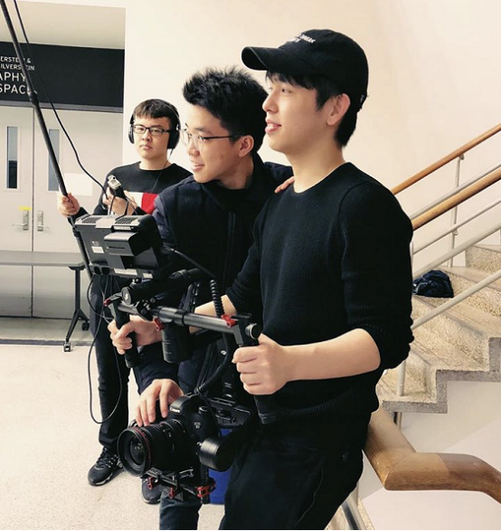 陈凯歌两儿子同框陈雨昂就读国外顶尖大学颜值却不输明星弟弟