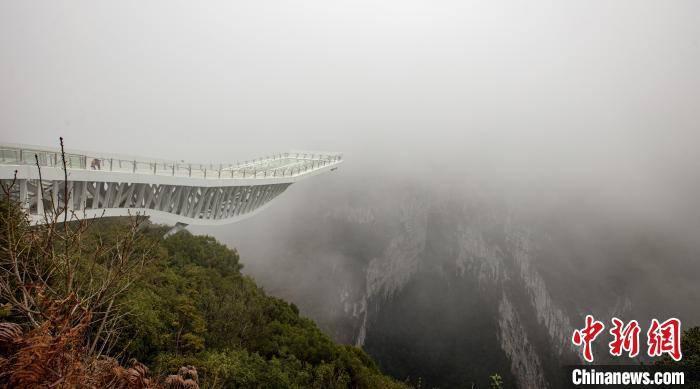 广西乐业天坑群云海天舟项目试业游客可赏旷世奇观