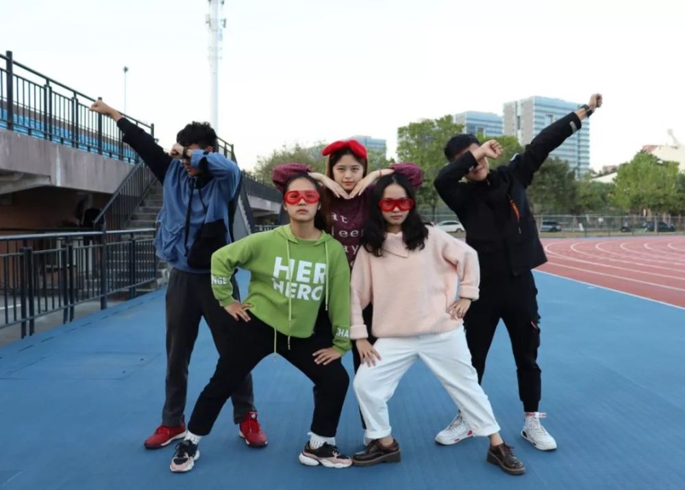 这样拍照每个人都能有头有脸花儿一样绚烂的姿势你get到了吗～兄弟