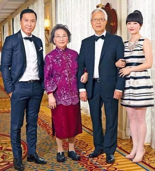 因为其父亲甄云龙是香港《星岛日报》驻波士顿编辑,甄子丹11岁时又