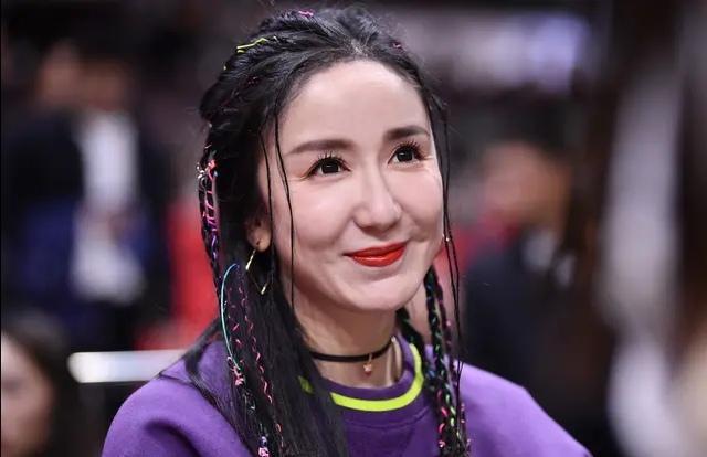 杨幂与赵若尧,曾嘉一起共同出资了300万成立了海宁嘉天下影视文化公司