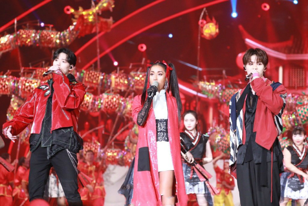 湖南卫视春晚收视率夺冠王一博关注最高田震毛阿敏炸场