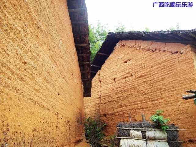 奠基的石柱大都有成人的高度,木墚框架就稳稳地架在石柱上房子都垒高