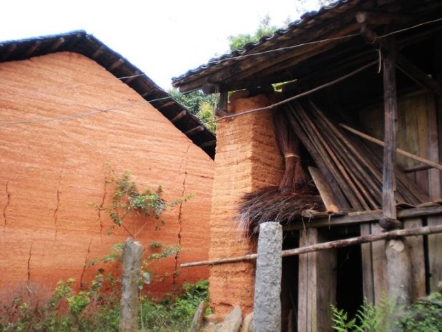 奠基的石柱大都有成人的高度,木墚框架就稳稳地架在石柱上房子都垒高