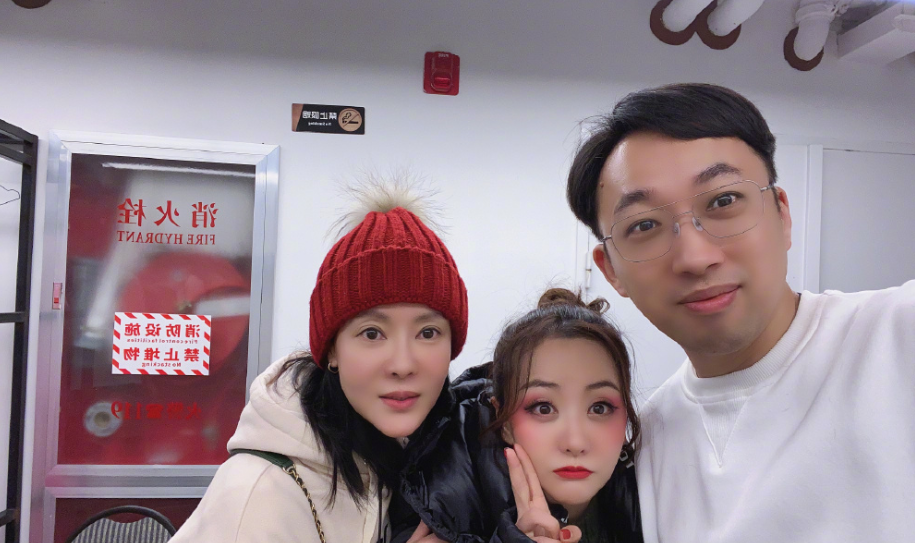 于正为杨蓉话剧打call,两人合影超亲密破不合传闻