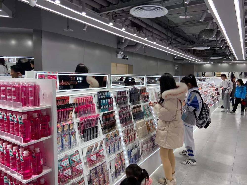 the colorist调色师整个门店的设计,呈现时尚,简约的风格.