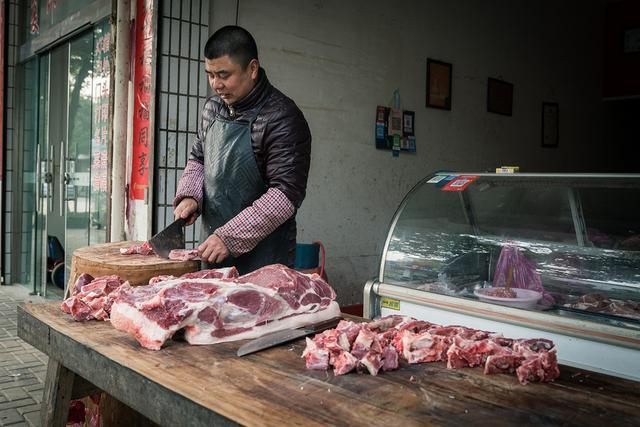 上的鲜肉供应严重紧缺,猪肉价格一度从年前的30元上涨到了现在直逼40