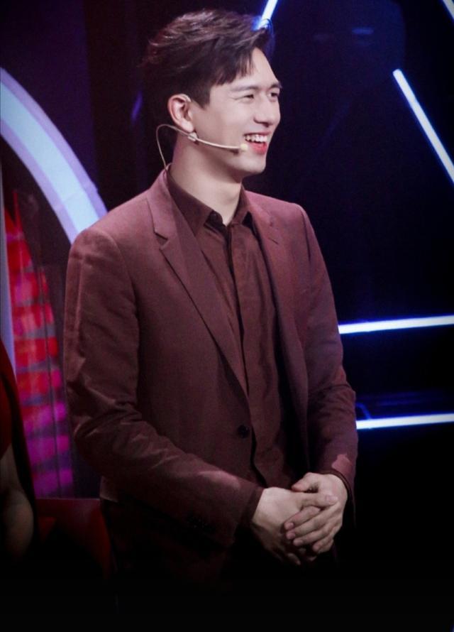 李现李沁春晚后台合照曝光!腹黑总裁人设却被一个憨笑出卖了?