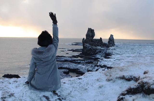 susie坐在岸边招手,背影很美……女方susie比李亚鹏小16岁,虽然年轻
