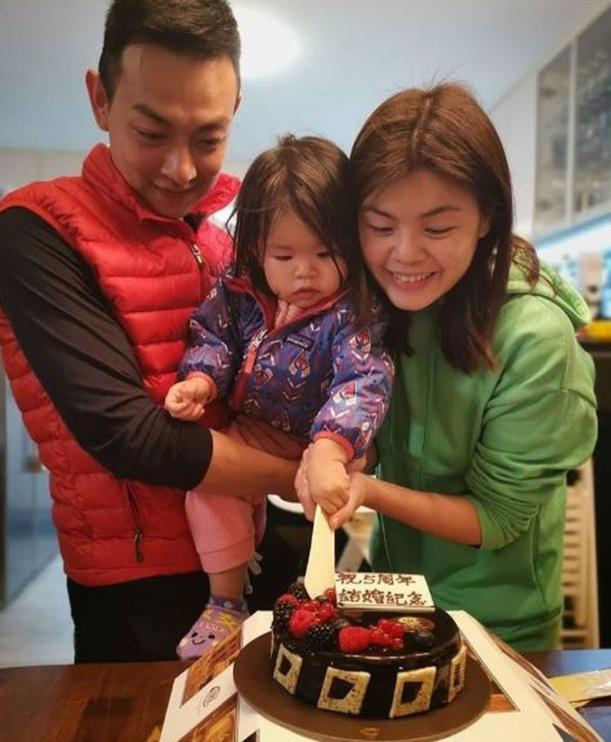 梁烈唯和妻子骆保雯相恋十余多年,相比梁烈唯的外貌,太太tina在身高和