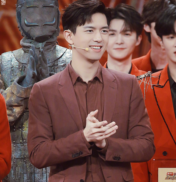 李现李沁春晚后台拍合影,第三次彩排开始,短发李沁太少女了