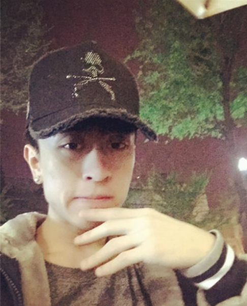 沪上皇秦奋一身装备有多贵动辄五位数网友自嘲工资就买根烟