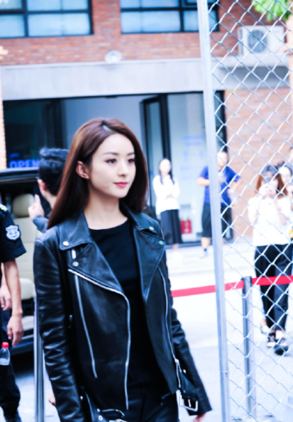 有种"整容"叫赵丽颖穿皮衣!