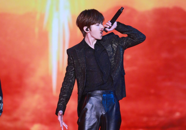 王一博炫耀新技能,台下独自为蔡徐坤表演魔术,表情太懵好像没懂