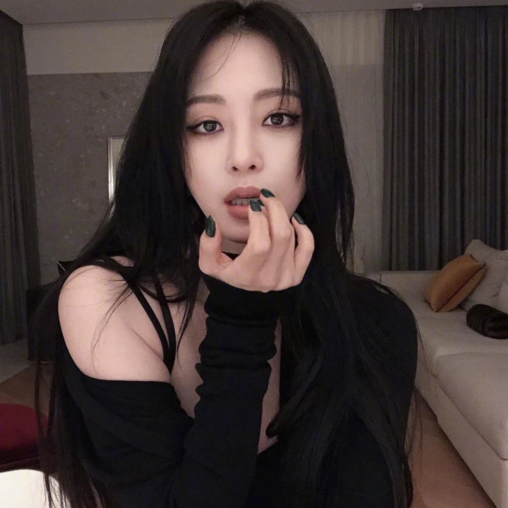 最近,韩星韩艺瑟在ins晒出最新妆容美照,画着全眼线淡烟熏妆的姐姐一