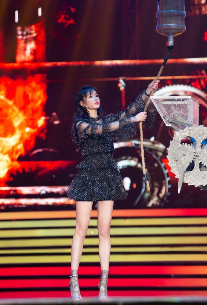 追龙2女主邱意浓亮相江西春晚 回家演出状态极佳