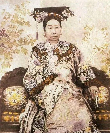 慈禧年轻时有多美?老照片修复到18岁,颜值气质绝佳令人赞叹!