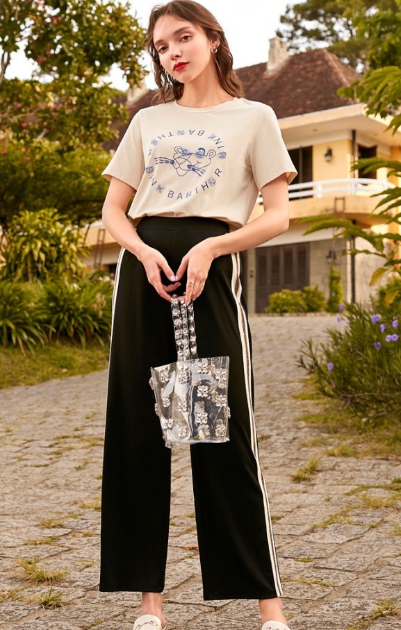 阔腿裤不再受欢迎了,悄悄出世的"校服裤"成新宠,减龄又时髦