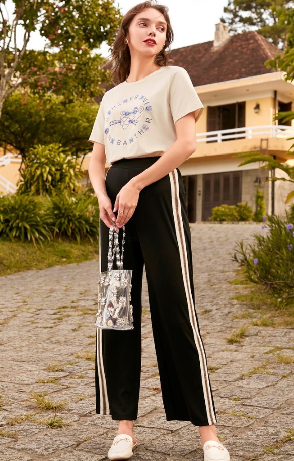 阔腿裤不再受欢迎了,悄悄出世的"校服裤"成新宠,减龄又时髦