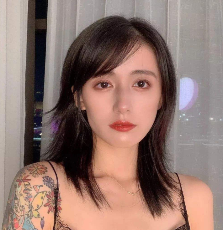 黑尾酱身材有多撩人穿吊带睡衣坐在窗前这腿被上帝吻过吧