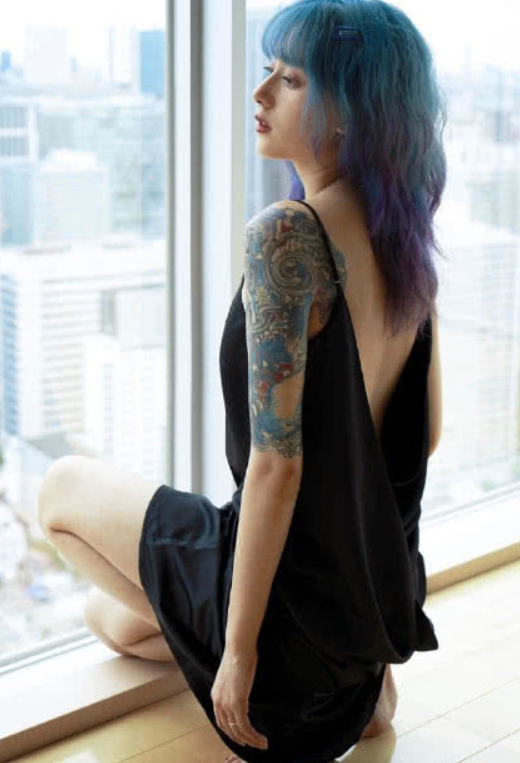 黑尾酱身材有多撩人穿吊带睡衣坐在窗前这腿被上帝吻过吧