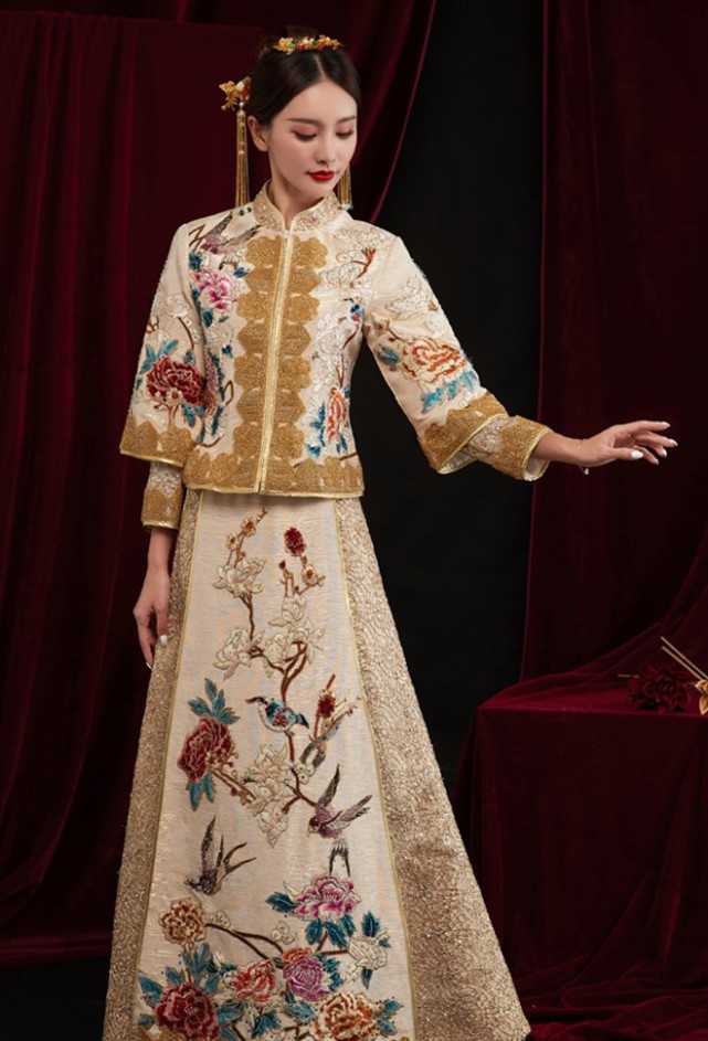 有别于以红色为主的中式传统裙褂,是结婚仪式及婚宴时新娘穿着的西式