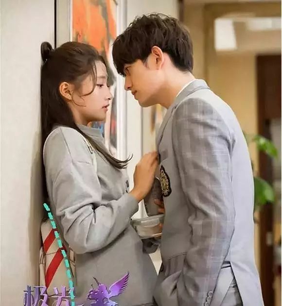 不再执著粉嫩颜色的关晓彤御姐slay全场,太有气质了!