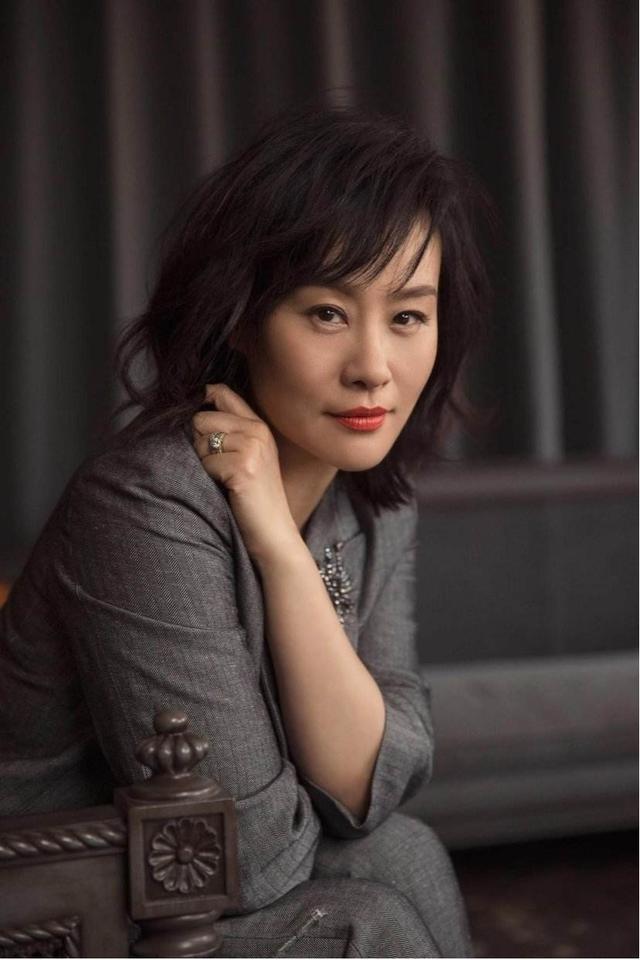 53岁邬君梅太高调一身吊带连衣裙秀身材