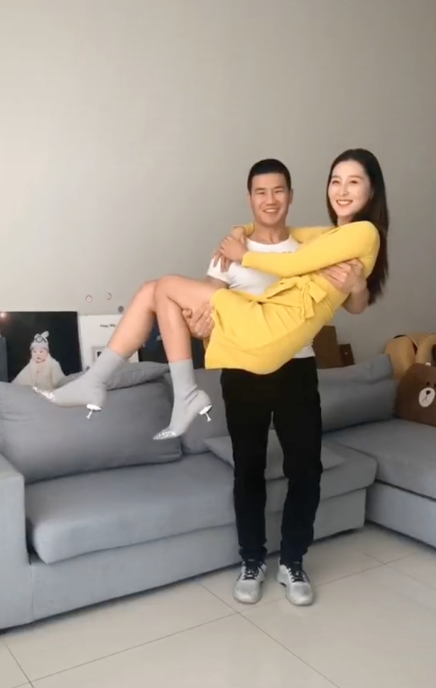 谢孟伟与妻子地下室拍照,夫妻配合默契,产后俩月郭珊珊身材傲人_腾讯