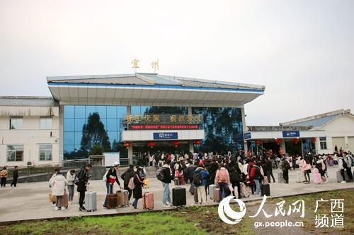 宜州火车站热情服务返乡学子
