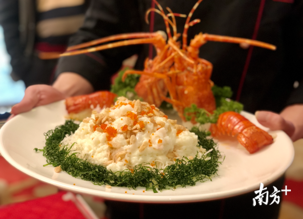 在凤城炒牛奶的基础上,烩入龙虾肉,使炒牛奶的口感除了嫩滑以外,还多