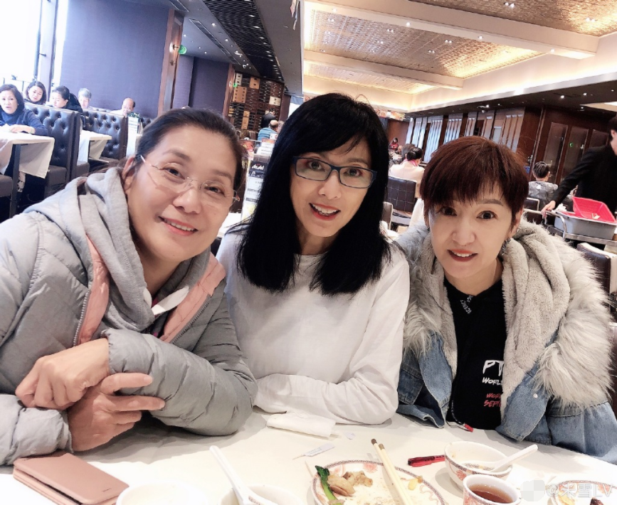 米雪雪梨姐妹与老友聚会65岁米雪比55岁雪梨显年轻