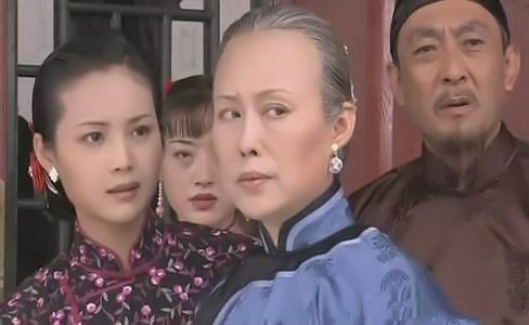 那次在大庭广众之下,杨九红和二奶奶意外碰上,杨九红说她是佳莉的娘