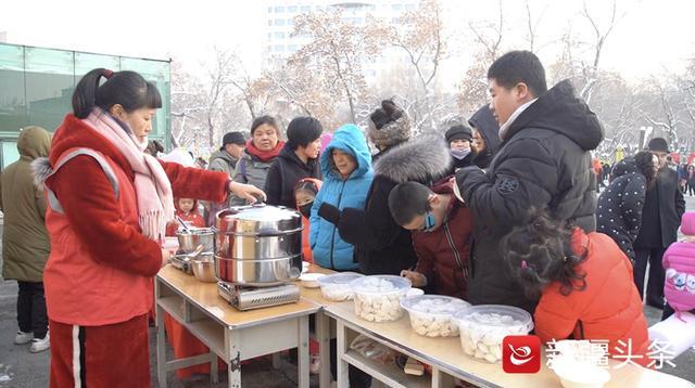 免费品尝"百家饺"沙依巴克区委常委,副区长陈临湘说