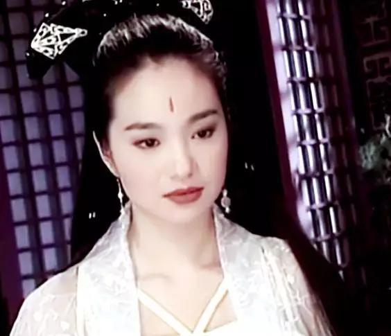 于莉饰演的邀月惊艳冷冽,心狠手辣;而张瑞竹饰演的二宫主怜星温柔细腻