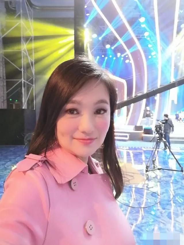 张瑞竹的爱情运也十分波折,据说在26岁时,她和音乐制作人纪宏仁相爱并