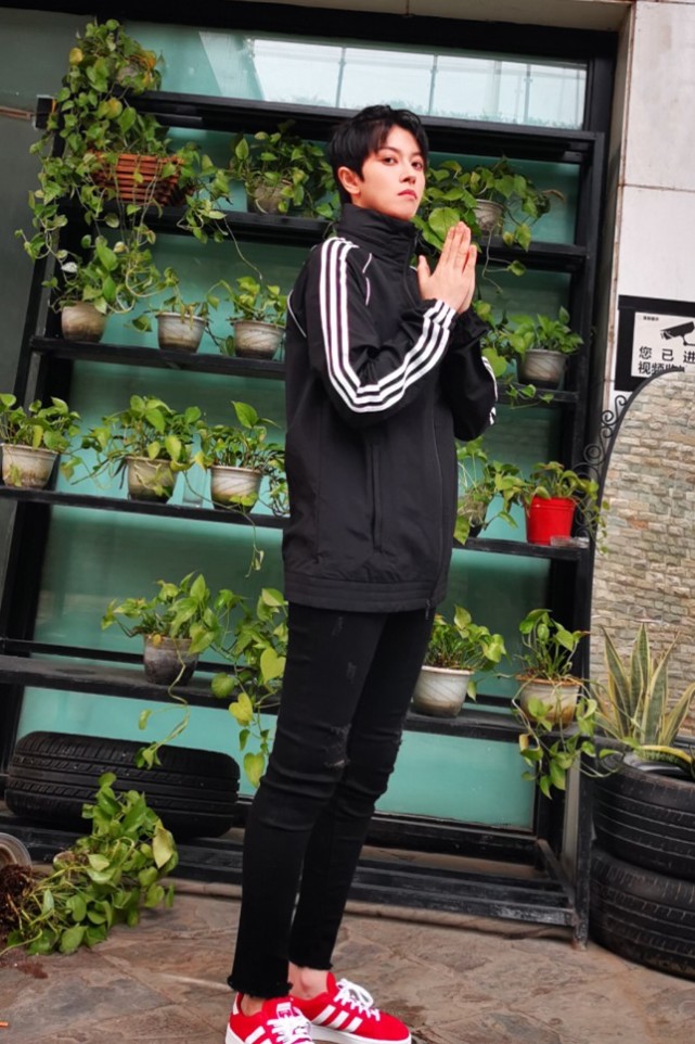 有一个酷girl叫邢恩,短发帅得分不清性别,随便一穿时髦爆了