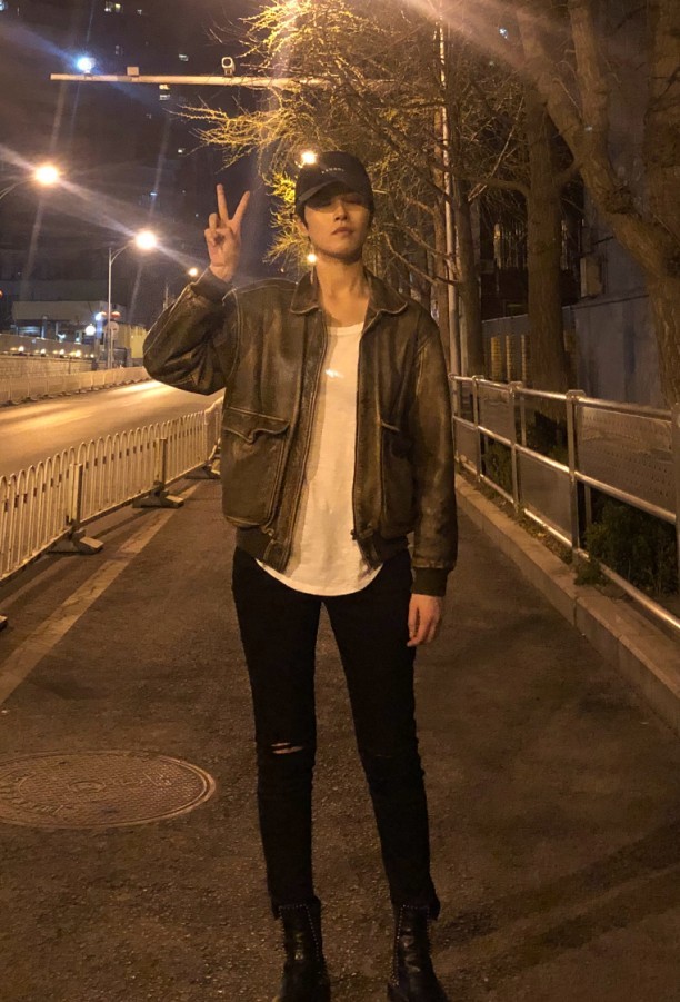 有一个酷girl叫邢恩,短发帅得分不清性别,随便一穿时髦爆了