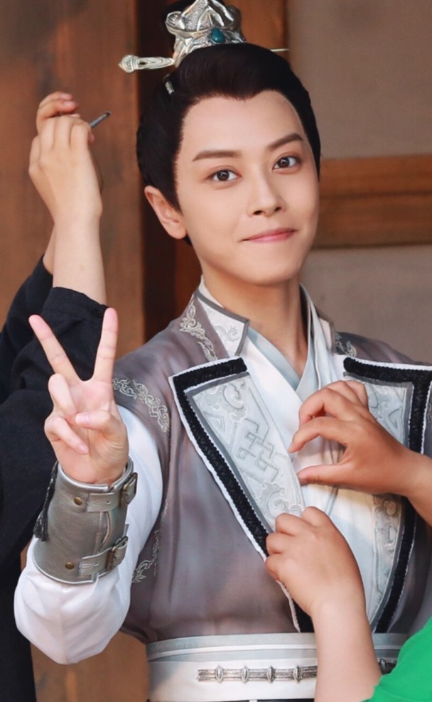 有一个酷girl叫邢恩,短发帅得分不清性别,随便一穿时髦爆了