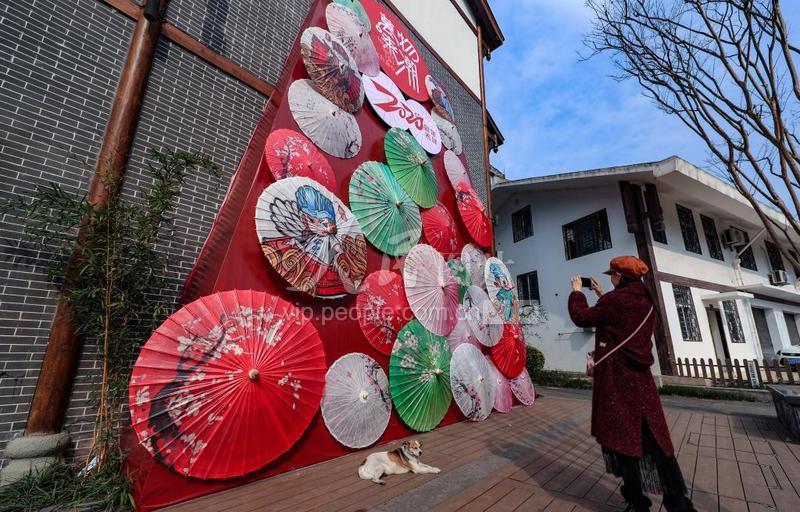 四川泸州:油纸伞扮靓古镇喜迎新春