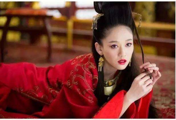 虽然是女魔头,但是也有自己喜欢的人,东方不败的情敌就是任盈盈,但是